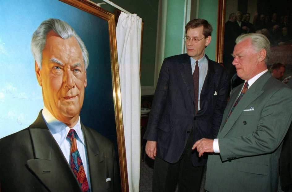  Kunstner Niels Strøbæk fremviser sit portræt af Poul Schlüter i 1995.