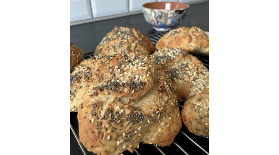 Bollerne skal bage 12 til 15 minutter ved 250 grader midt i ovnen.