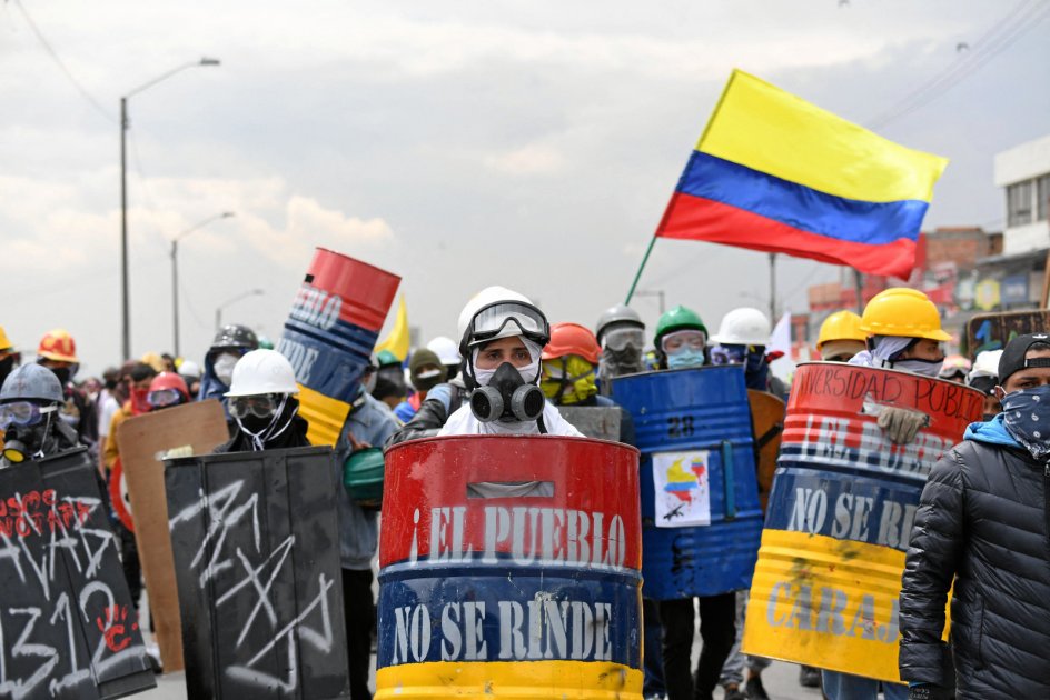 Over hele landet som her i hovedstaden Bogota gik især unge, maskerede colombianere på gaden i fredags for at markere månedsdagen for protesterne imod regeringen.