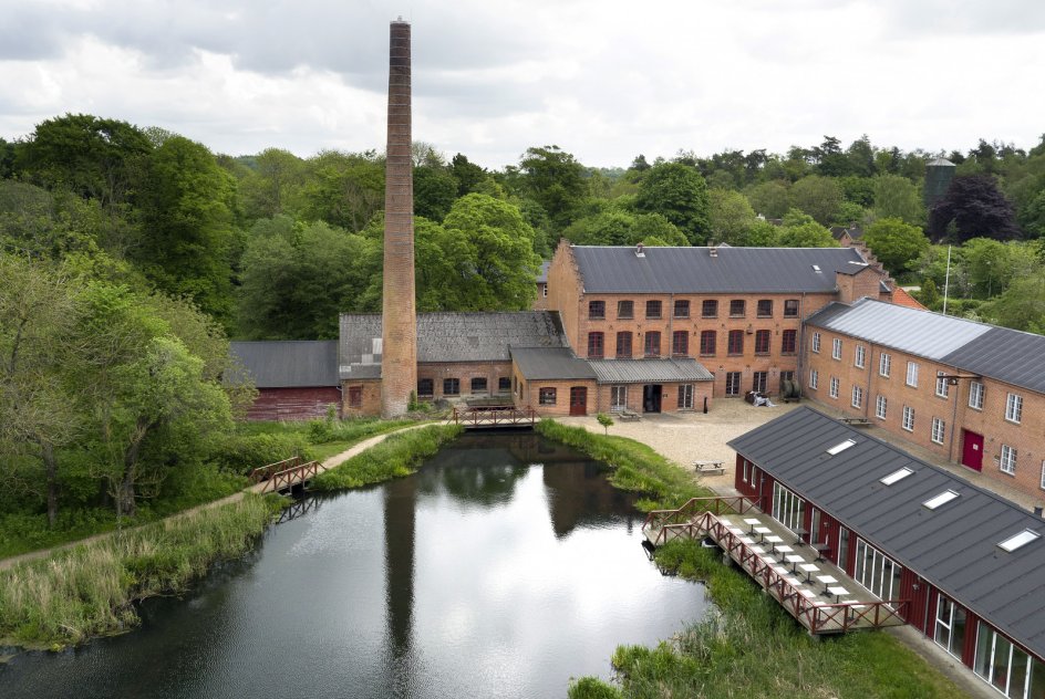 Bruun-familiens klædefabrik hedder i dag Bruunshaab G. Papfabrik. Den ligger i et frodigt paradis af dansk åidyl