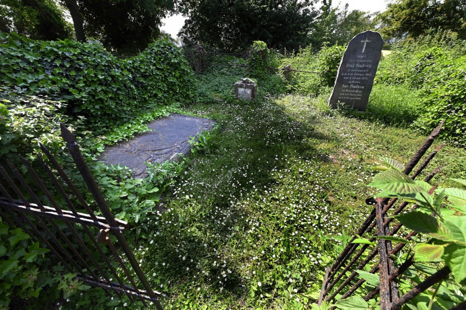 Slægten Poulsen ejede herregården Rolsøgård i mere end 100 år. På det spøgelsesagtige gravsted er en stor sandsten lagt fladt i græsset over den første ejer, studeprangeren Niels Poulsen og hans energiske hustru Dorte.