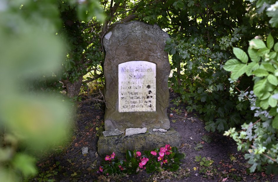 Niels Jensen Stubbe tjente familien Poulsen på herregården i 73 år, og de rejste stenen over ham, da han døde.