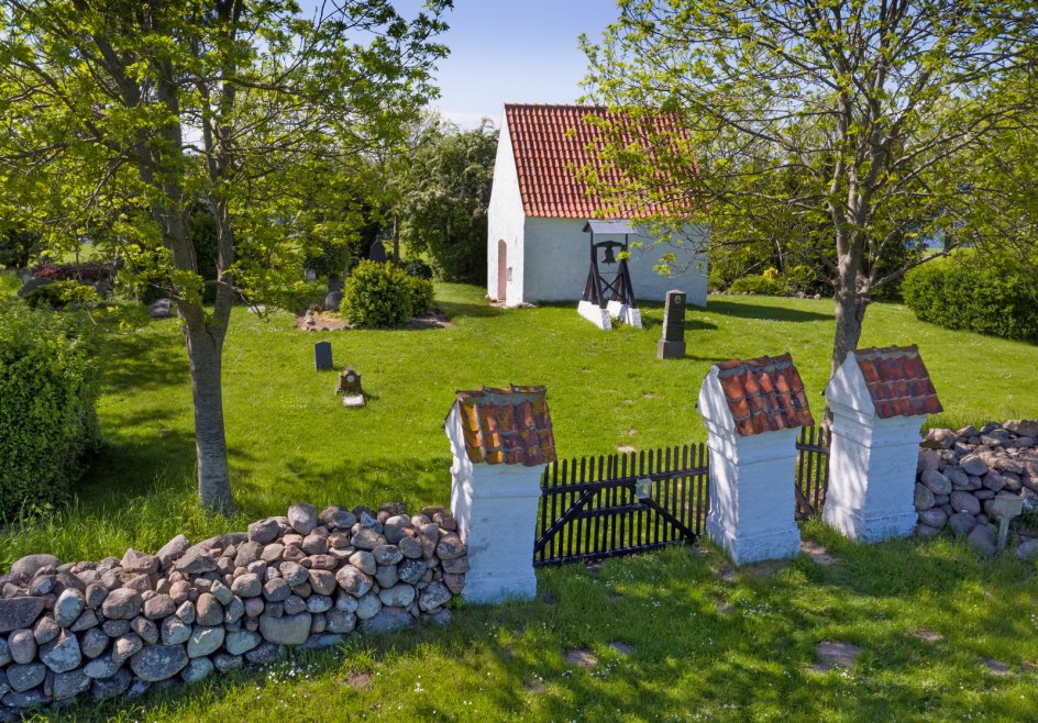 Rolsø ødekirkegård ligger på toppen af en bakke med udsigt over Kalø Vig og kig til herregården Rolsøgård. I dag er det kun personer med tilknytning gården og dens aftægtsgård, som kan begraves her.