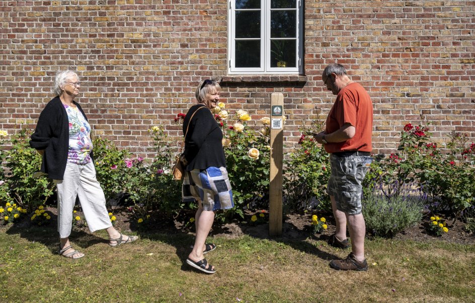 Søstrene Marianne Koldbæk Nielsen (tv.) og Anette Madsen samt Anettes mand, Jørgen Madsen, tog en afstikker fra deres teltferie i nabobyen Tim for at opleve digterruten ved Vedersø Præstegård. Her er de ved sidste punkt på ruten, der er placeret under hustruen Lise Munks soveværelsesvindue, og hvor digtet ”Min unge elskede kaster op” kan høres.