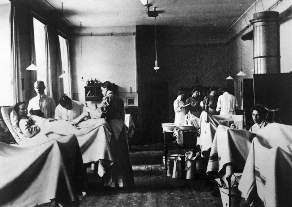 En sygestue på Frederiks Hospitals kirurgiske afdeling i 1909. Dengang døde flest patienter af infektionssygdomme, men de havde også kræft og hjertesygdom som i dag.