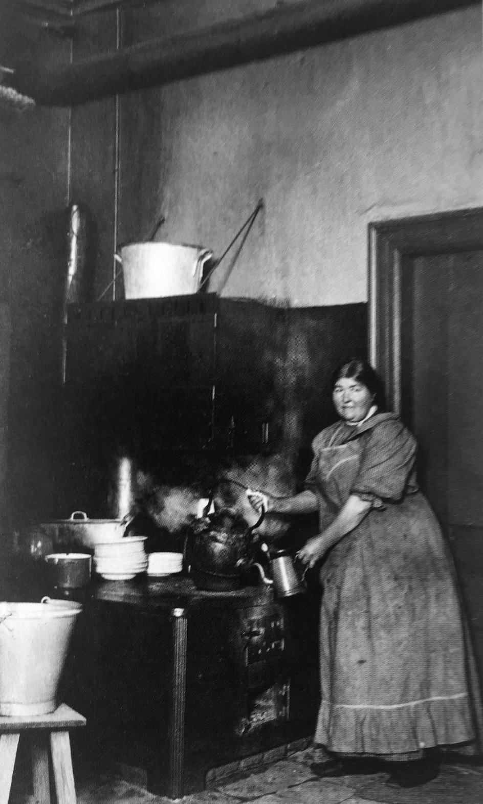 Vågekone i tekøkken omkring 1910.