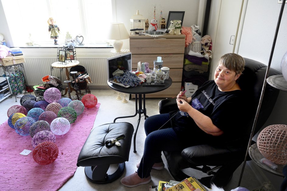 60-årige Mette Lamsin i sin lejlighed en udslusningsbolig, der er tilknyttet et forsorgshjem på Sydsjælland. Hun har været hjemløs i lange perioder efter en skilsmisse i 2014, men nu har hun fået job på et plejehjem, og hun håber, at kommunen kan skaffe