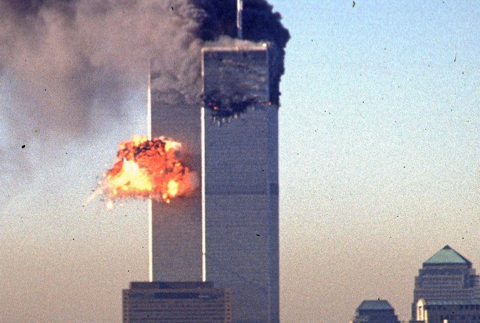 0Med to kaprede passagerfly som våben angreb terrorgruppen al-Qaeda de to skyskrabere World Trade Center, der stod som et symbol på USA’s økonomiske magt i verden. Her ses den voldsomme brand, som blev udløst ved det første flys sammenstød med den ene bygning tirsdag morgen klokken 8.46. — Foto: Seth Mcallister/AFP/Ritzau Scanpix.