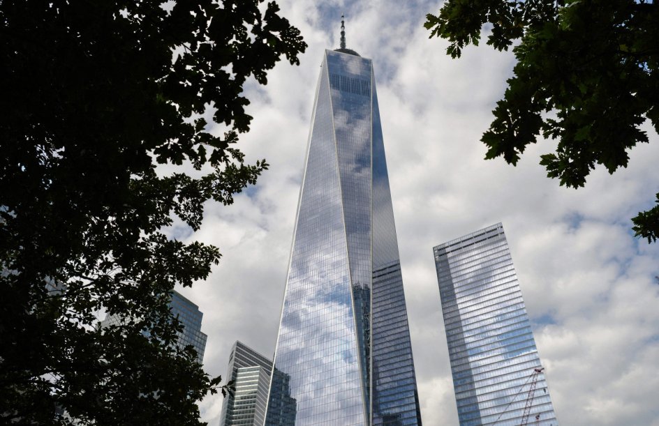 0I dag står One World Trade Center eller Freedom Tower på den grund, hvor World Trade Center stod fra 1973 og frem til den 11. september 2001, og som i årene herefter gik under betegenlsen Ground Zero. Der var mange skiftende planer for grundens fremtid, inden byggeriet blev sat i gang i 2006. Den første lejer kunne i 2014 flytte ind i den 541 meter høje bygning, der er den fjerdehøjeste i verden. — Foto: Angela Weiss/AFP/Ritzau Scanpix.