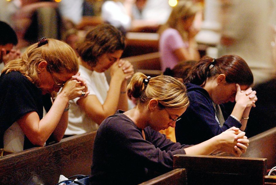 Bedende mennesker i St. Patricks Cathedral i New York dagen efter katastrofen, onsdag den 12. september 2001. Et år efter katastrofen gav 61 procent af New Yorks indbyggere udtryk for, at terrorangrebet havde forandret deres liv. Vrede, frygt og bekymring var følelser, mange gav udtryk for.— Foto: Jeff Kowalsky/AFP/Ritzau Scanpix.