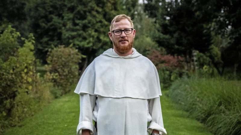 Ungdomspræst Lukasz Filc er imod diskrimination af lgbt-personer, men er enig i at nægte dem ægteskab og mulighed for at få børn, fordi det strider imod Bibelen, som han siger.