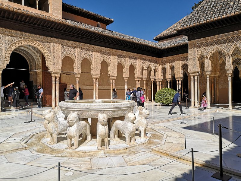 På dag to går turen til Alhambra, hvor man blandt andet kan se Patio de los Leones, Løvegården, som er en del af det gamle fyrstepalads’ bygninger.