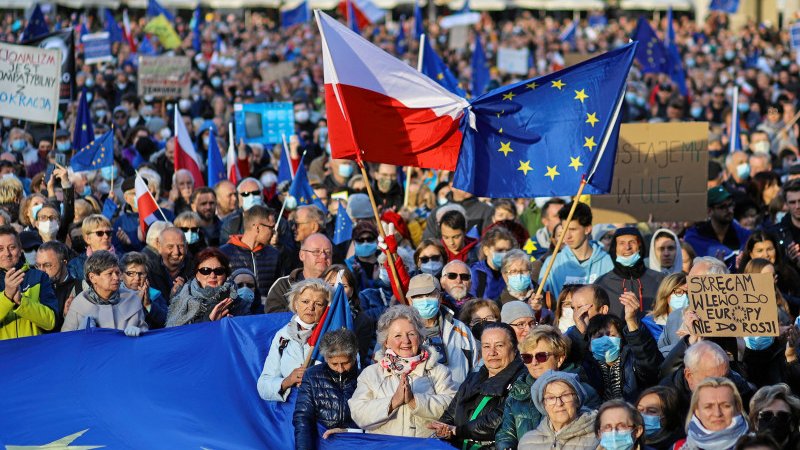 Demonstrationer til fordel for EU-medlemsskab i polske Krakow efter, at Polens forfatningsdomstol afgjorde, at den polske forfatning står over EU-retten.