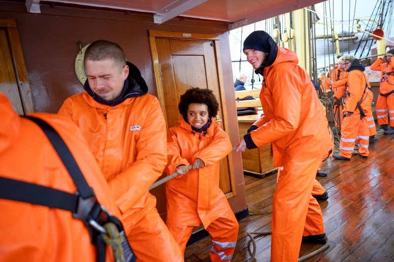 Det er hårdt arbejde at trække i de flere hundrede reb, Georg Stage er forsynet med. Det kræver samarbejde og muskelkraft at få skoleskibet fra havn til havn.