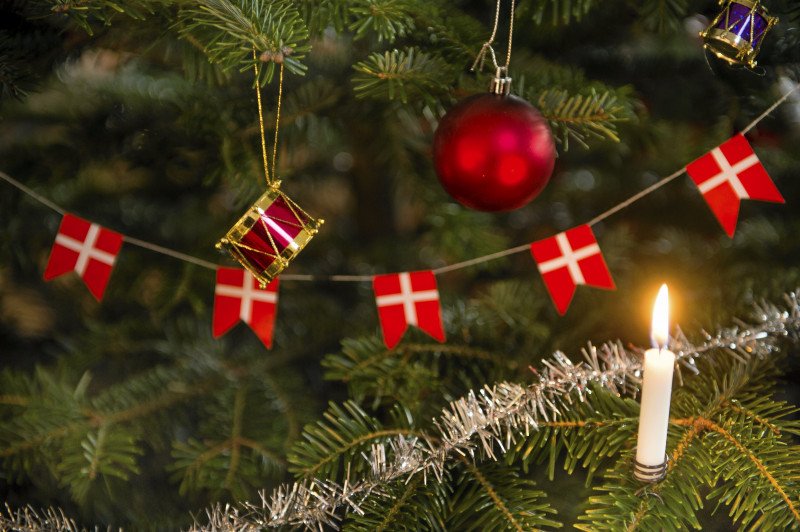 Traditionen med at hænge danske flag og pynt i rødt og hvidt på juletræet stammer tilbage fra midten af 1800-tallet, hvor Danmark var i krig, og det blev vigtigt at markere sit nationale sindelag.