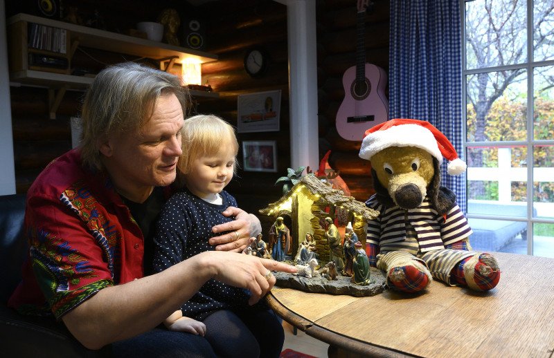 Sigurd Barrett og hans datter Ronja på to år. Ronja peger skiftevis på koen og siger ”muh” og på fåret og siger ”meh”. Rundt omkring i huset ligger hendes legetøj. Bjørnen Bjørn bor dog på hendes far, Sigurd Barretts, kontor.