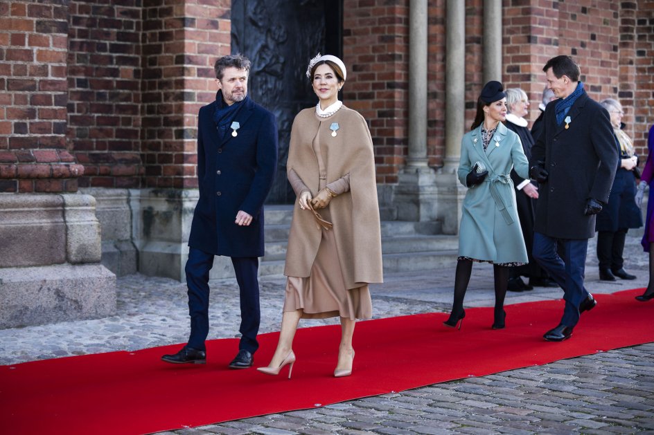 Også kronprins Frederik, kronprinsesse Mary, prins Joachim, og prinsesse Marie var med ved kransenedlæggelsen i Roskilde. 