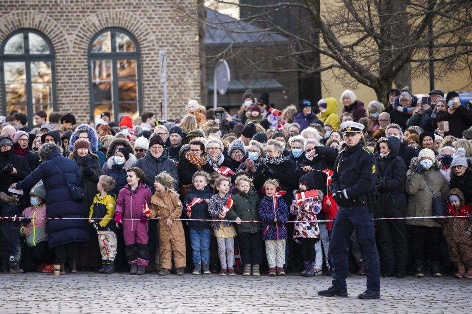 Danskere var mødt frem i stor stil for at hilse på Dronningen og hendes familie i Roskilde.
