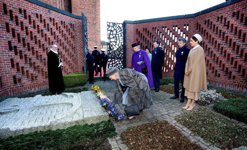 Den kongelige familie lægger krans ved Dronningens forældres grav.