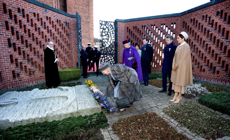 Den kongelige familie lægger krans ved Dronningens forældres grav.  