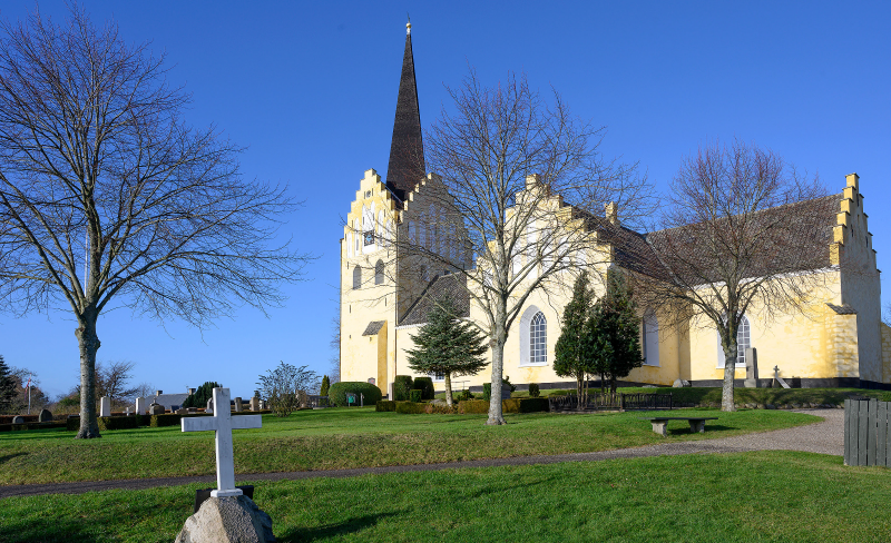 Her ses Svanninge Kirke, hvor Therese Strand Kudajewski er sognepræst.