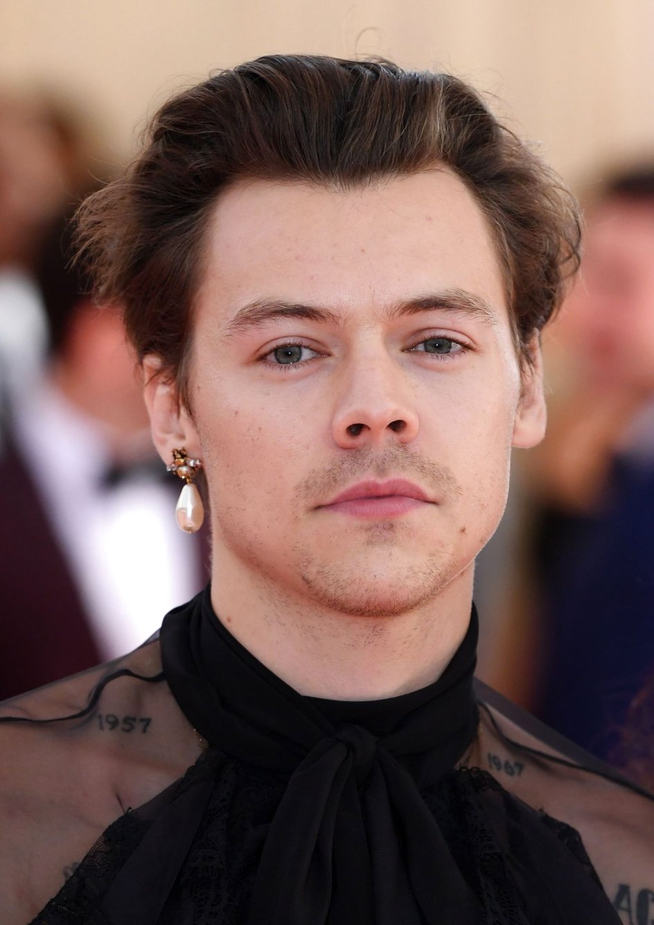 Modeikonet 28-årige Harry Styles med perleørenring på den røde løber.