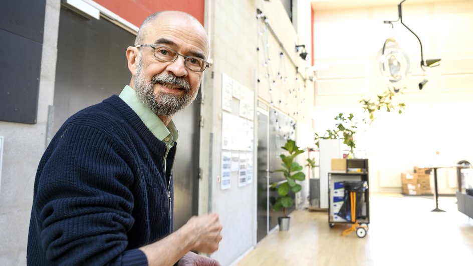 "Som kunstner skal man kunne noget. Det ligger i ordet. Der skal være stor vægt på skills, færdigheder og teknisk dygtighed, især når det handler om scenekunst."