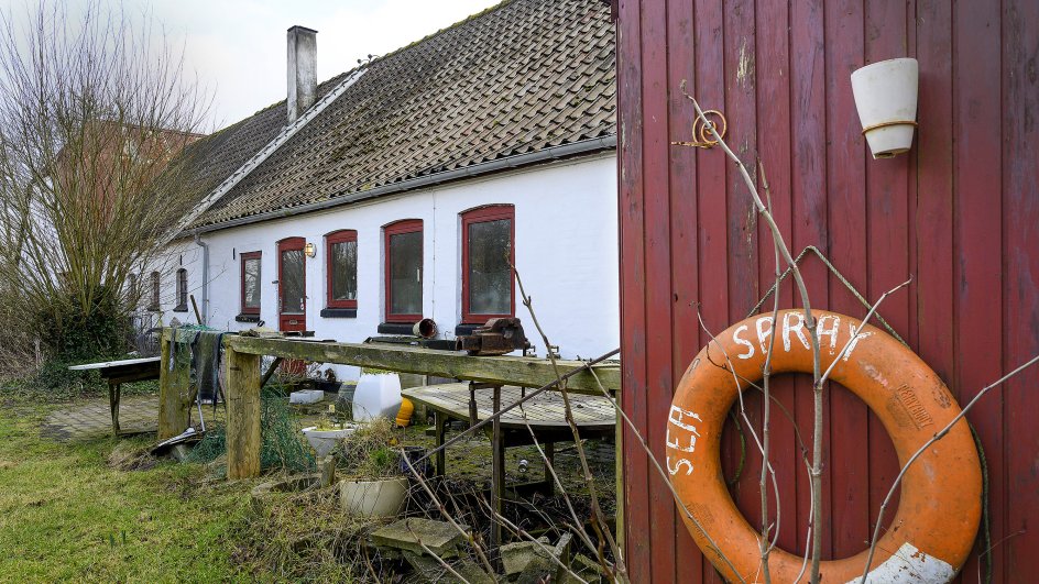 Jens købte husmandsstedet i Nordjylland for omkring 20 år siden. Huset varmes op med brænde og briketter, og det er en udfordring, når helbredet skranter. Nogle dage er temperaturen i huset nede på 12 grader.