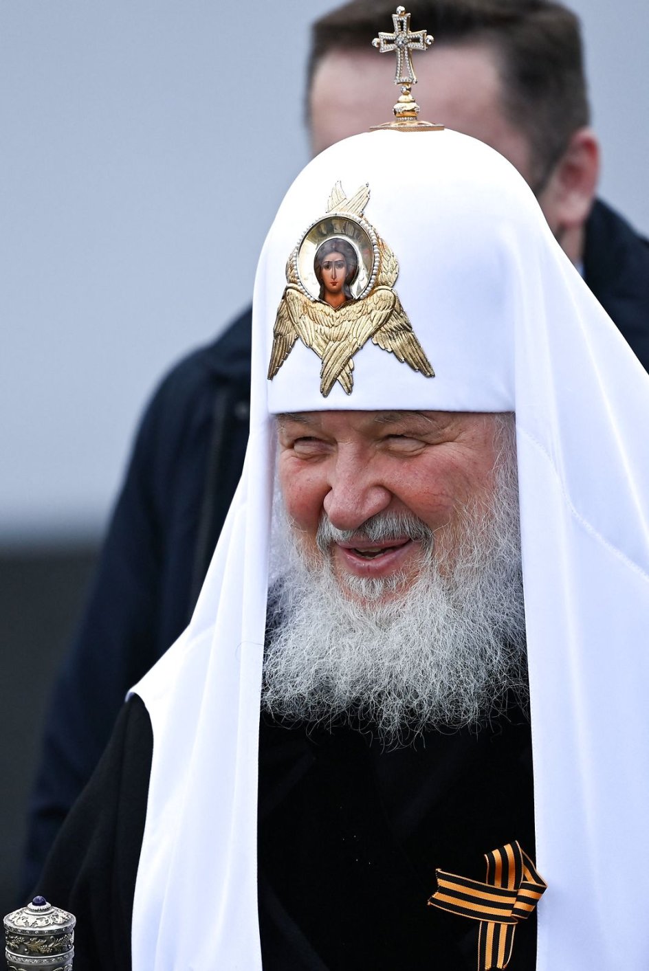 Lederen af den russisk-ortodokse kirke, patriark Kirill af Moskva, deltog også ved paraden. Han har siden Ukraine-krigens udbrud flere gange været kritiseret for ikke at tage afstand til Ruslands invasion.