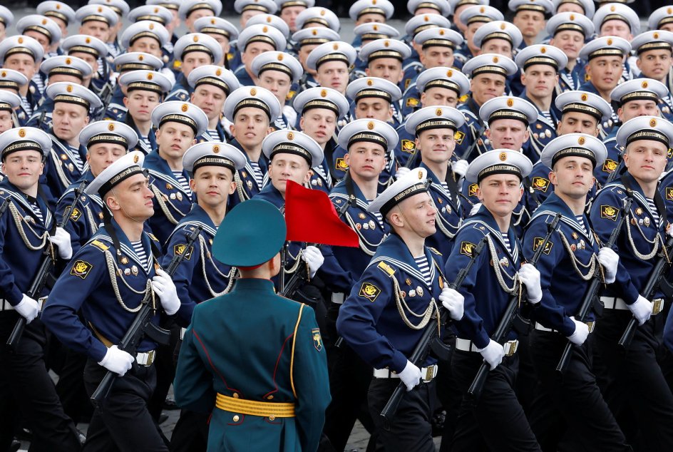 Tusindevis af soldater deltager i sejrsparaden i Moskva. Her ses russiske marinesoldater i stringent march på Den Røde Plads. 