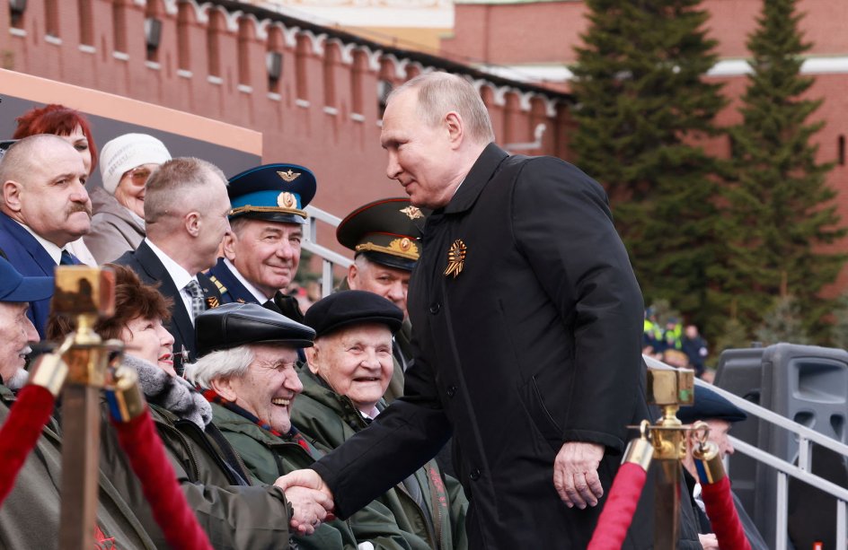 Ved ankomst og afgang fra Den Røde Plads hilste Vladimir Putin personligt på flere af tilskuerne ved paraden.