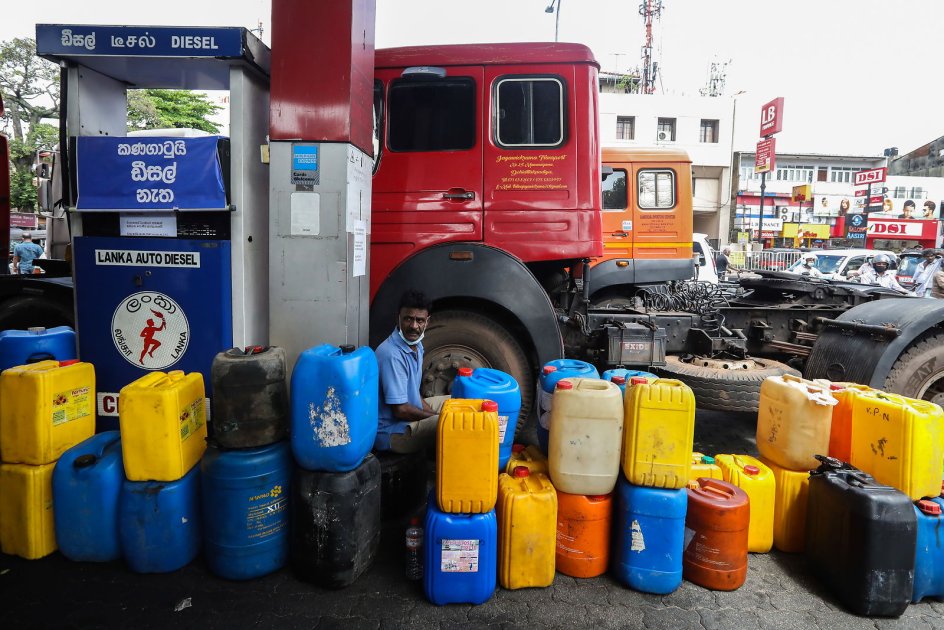 En mand sidder tirsdag og venter ved en tankstation i Colombo dagen efter, at meldingen kom, at Sri Lanka kun har et lager af benzin tilbage til en enkelt dag. Ud over benzin mangler landet også 14 slags livsvigtig medicin.