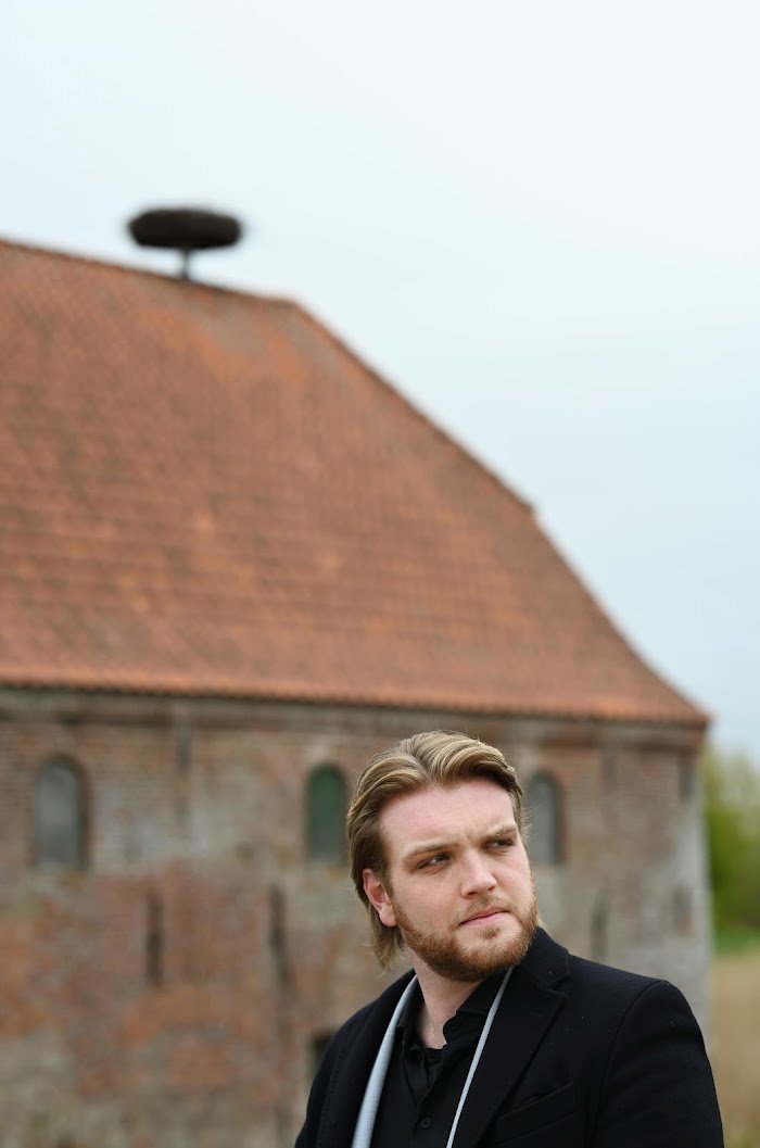 Det var i Visemøllen, Jacob Dinesen første gang optrådte ved Tønder Festivalen. I dag fylder det ham stadig med ærefrygt at spille i netop barndomsbyen, som han føler, han skylder så meget. Både som menneske og som musiker.