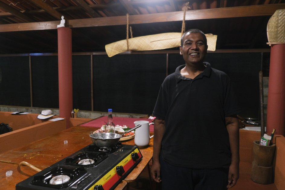 “Selv ris skal vi stå i lange køer for at købe, og så er priserne steget enormt. Jeg ved ikke, hvor lang tid vi kan overleve i denne situation," siger Theekshana Lankadikara, indehaver af Ella Spice Garden, som blandt andet udbyder madlavningskurser for turister.