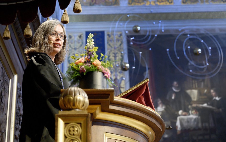 "Nuet bliver fyldt med betydning, når man afgiver et løfte. Forpligter sig og tager et ansvar på sig," siger Bente Merete Stallknecht i sin tale til lægekandidaterne. Hun er dekanen for Det Sundhedsvidenskabelige Fakultet.