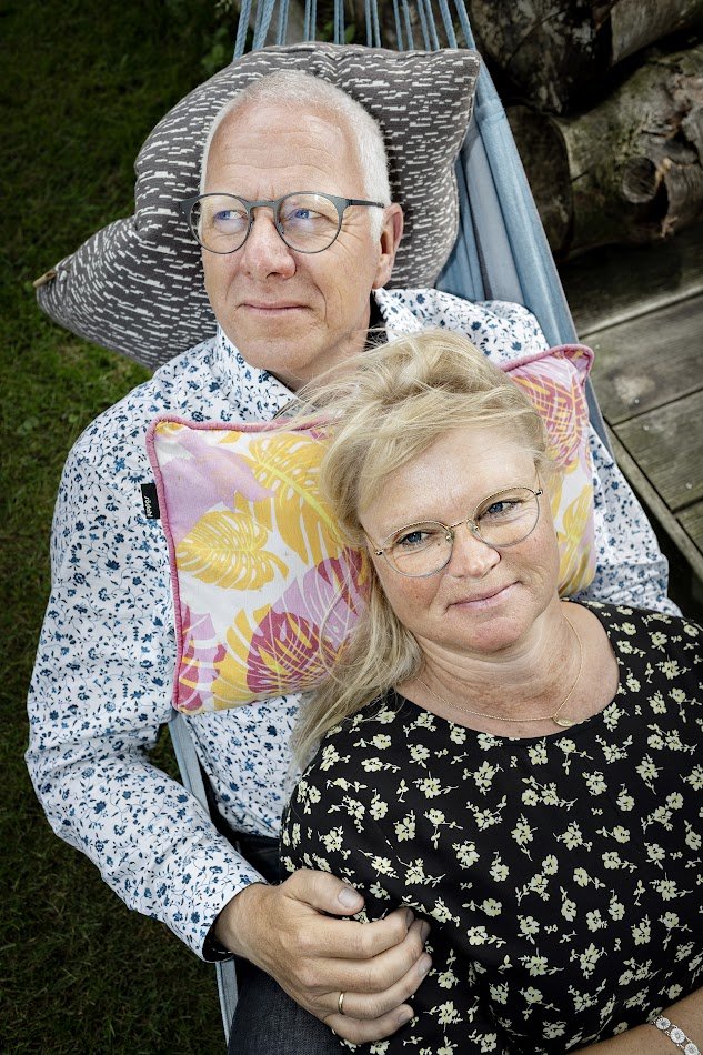 Kristian Andersen faldt blandt andet for Ebba Andersens ro. Efter 33 års ægteskab kan hun stadig undre sig over, hvordan han kan blive ved med at foreslå aktiviteter, når hun har mest lyst til at læne sig tilbage.
