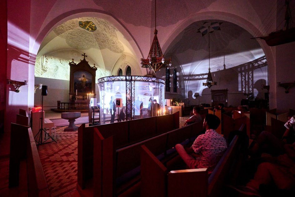 Kunstner Ulrik Vincent og elektronisk musiker Matt Nørgaard havde ved årets Aalborg Operafestival omdannet Vor Frelser Kirke i byen til en dronende lyd- og videoinstallation.