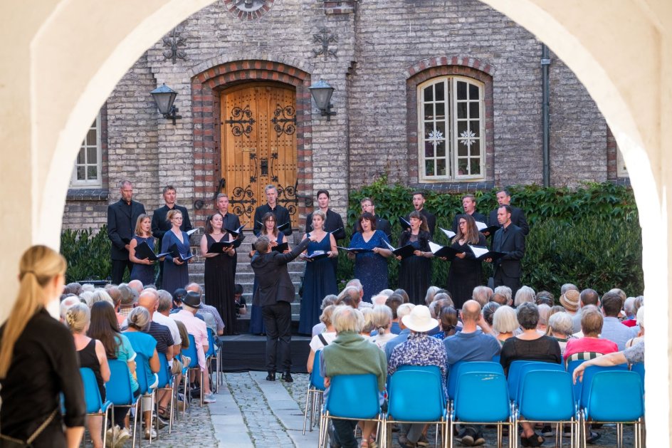 Den svenske dirigent Jakob Hultberg havde medbragt et rigt udvalg af musik hjemmefra Sverige, da DR Vokalensemblet sang koncert i Aalborg Klosters 600 år gamle, brostensbelagte indergård.