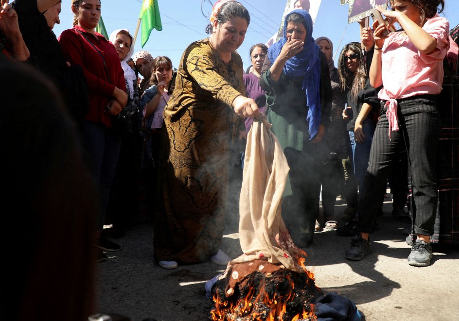 Kvinder brænder tørklæder i protest over Mahsa Aminis død i Iran. Foto: Ritzau Scanpix.