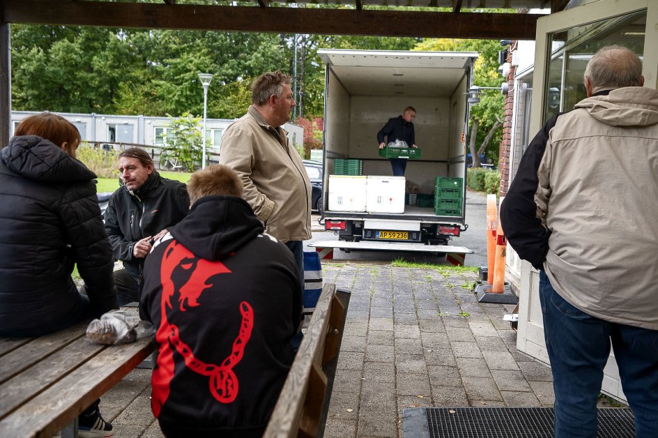 Der er også et socialt aspekt ved uddelingerne. Thomas Pedersen sidder gerne og snakker, efter han har hentet sin mad.