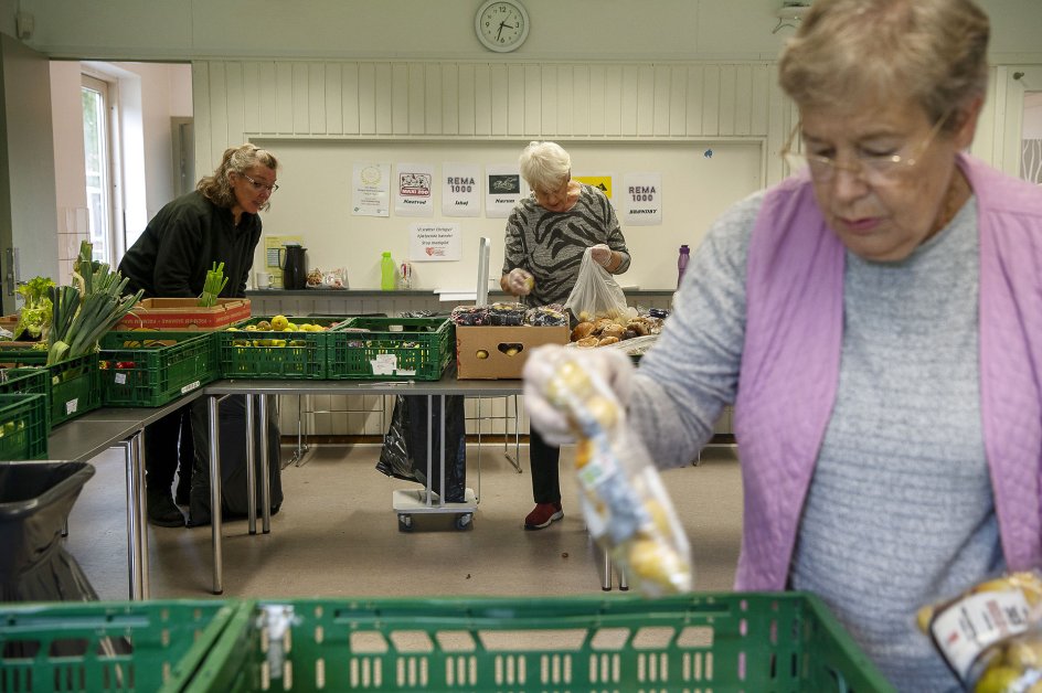 De frivillige fordeler maden, så der er nok til alle. De oplever, at folk er blevet lidt dårligere til at tage hensyn, efter at priserne er steget.