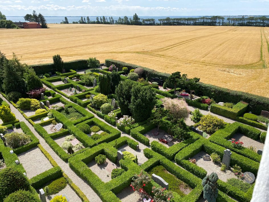 På Femø hjælper nytilflyttere med at passe 100 år gamle grave ...