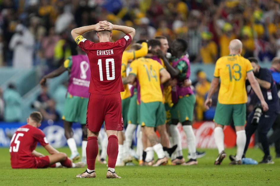 Skuffede danske spillere efter sidste fløjt i Qatar i kampen mod Australien, som vandt 0-1 for dermed går videre i slutrunden.