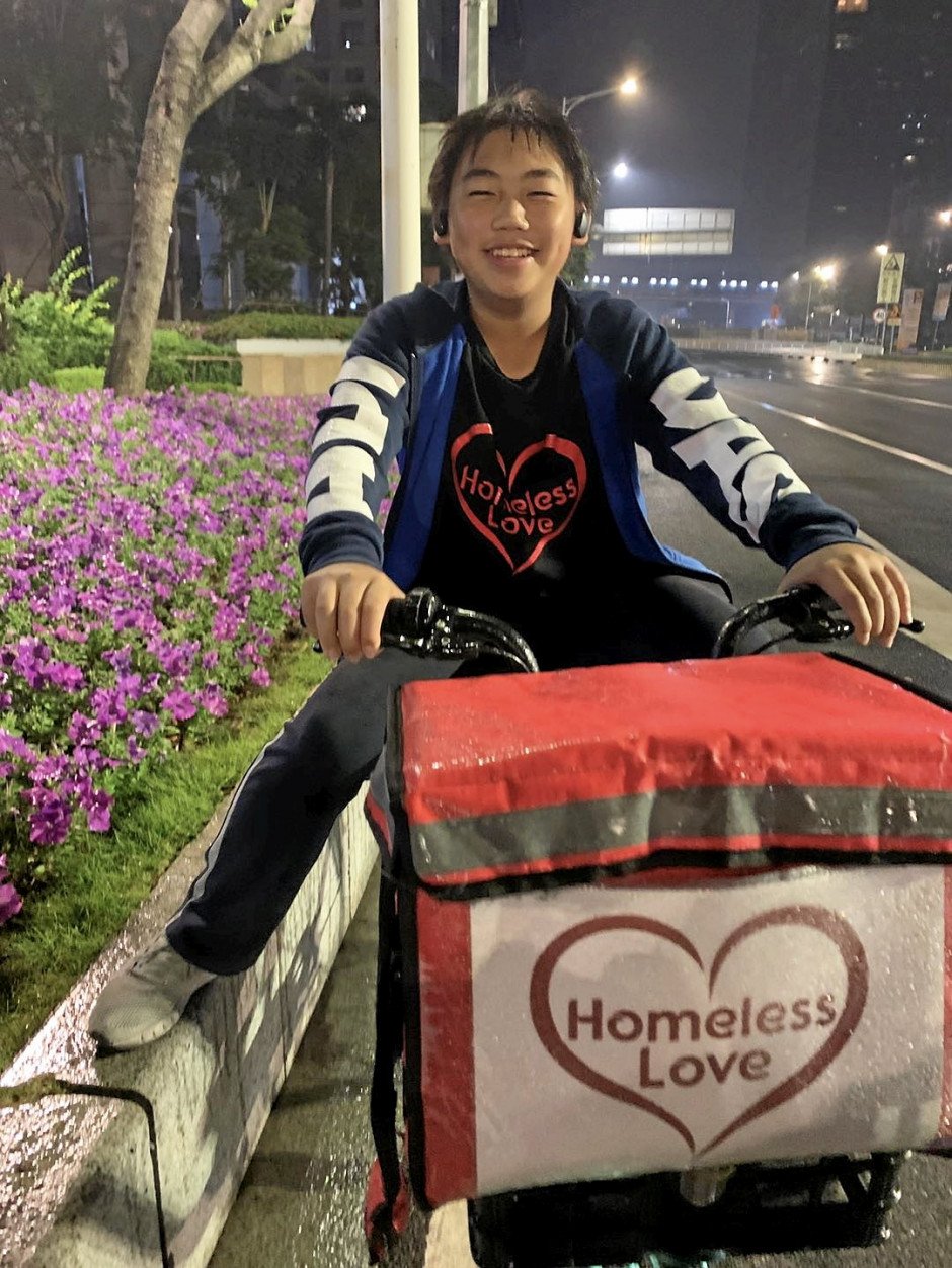 Omkring 500 frivillige fra organisationen Homeless Love deler mad ud til hjemløse i Guangzhou.