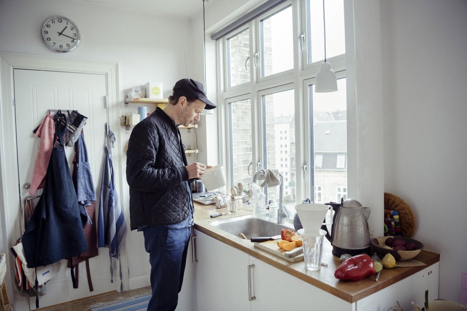 Digteren i sit køkken på Howitzvej på Frederiksberg. - Foto: Johanne Teglgård Olsen.