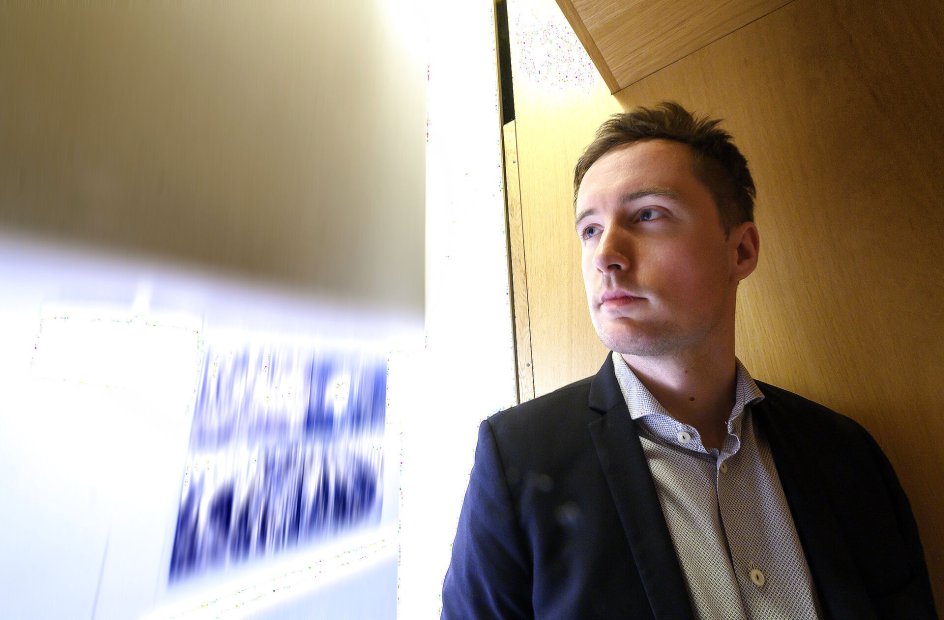 ”Jeg troede, jeg var sådan et menneske, der godt kunne lide, at alt i mit liv flød sammen. At jeg kunne være sammen med mine venner og lige tage et interview, men jeg har fundet ud af, at sådan er jeg ikke. Jeg er ikke et menneske, der kan arbejde altid, og det er vigtigt for mig at have et rum, hvor jeg er privat og helt væk,” siger Jacob Mark, der her er fotograferet i den gamle åbne elevator på Christiansborg.