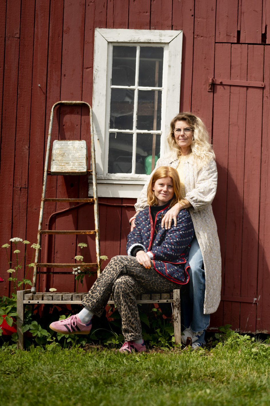 Hendes hår er glat og rødt, hendes mors er lyst og viltert. Men de smiler på samme måde.