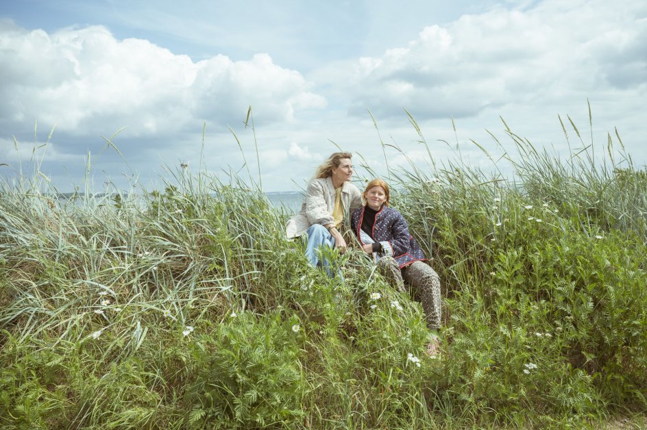 I området omkring Humlebæk Havn, hvor mor og datter er fotograferet, har de gået mange ture de seneste år. For at have de svære samtaler uden nødvendigvis at skulle se hinanden i øjnene.