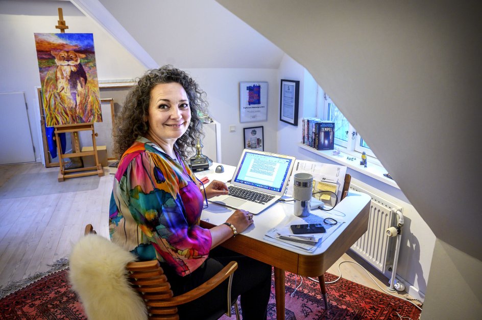 Anne-Cathrine Riebnitzsky begynder altid dagen med bøn, inden hun sætter sig til at skrive sit kontor, hvor hun også maler.