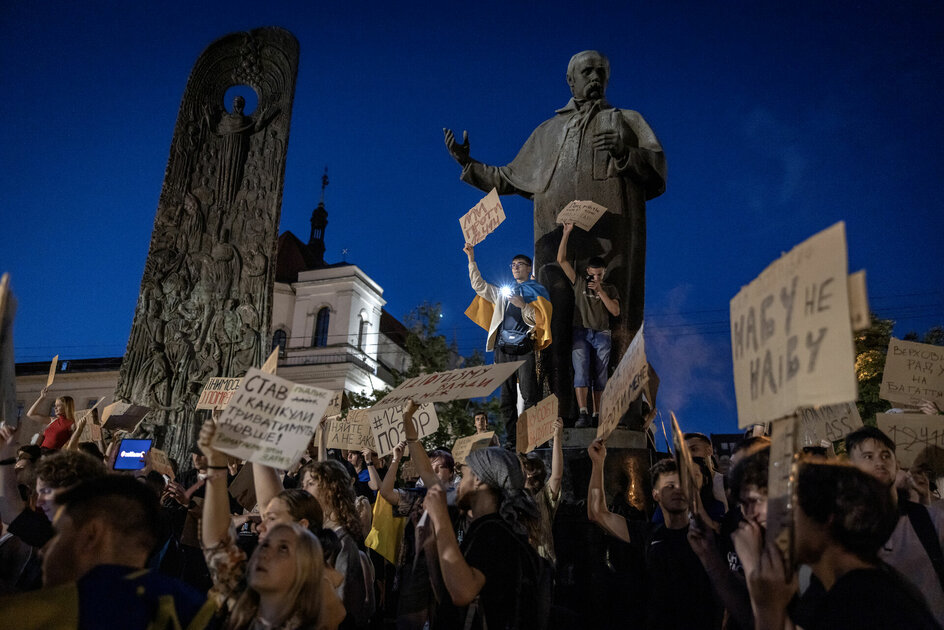 Ukrainere demonstrerer mod ny, hastevedtaget lov i byen Lviv